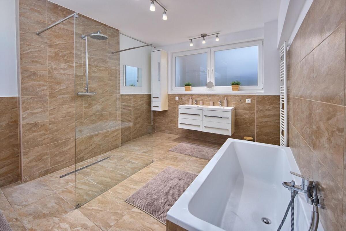 2 Bedrooms, 2 Bathrooms & Garden Apartmán *
